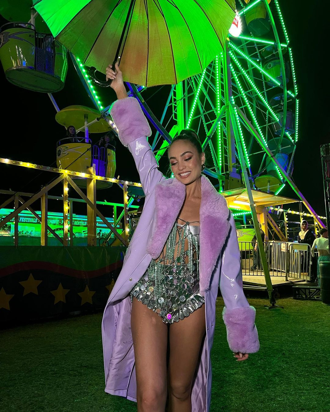 Đăng quang Hoa hậu Hoàn vũ 2022, R'Bonney Gabriel vướng không ít lùm xùm được ban tổ chức thiên vị. Tuy nhiên, trong nhiệm kỳ của mình người đẹp Mỹ đã chứng tỏ bản lĩnh, sự thông minh, xứng đáng với ngôi vị cao quý. Cuối năm nay, cô trao lại vương miện cho người tiền nhiệm trong chung kết tổ chức ở El Salvador.