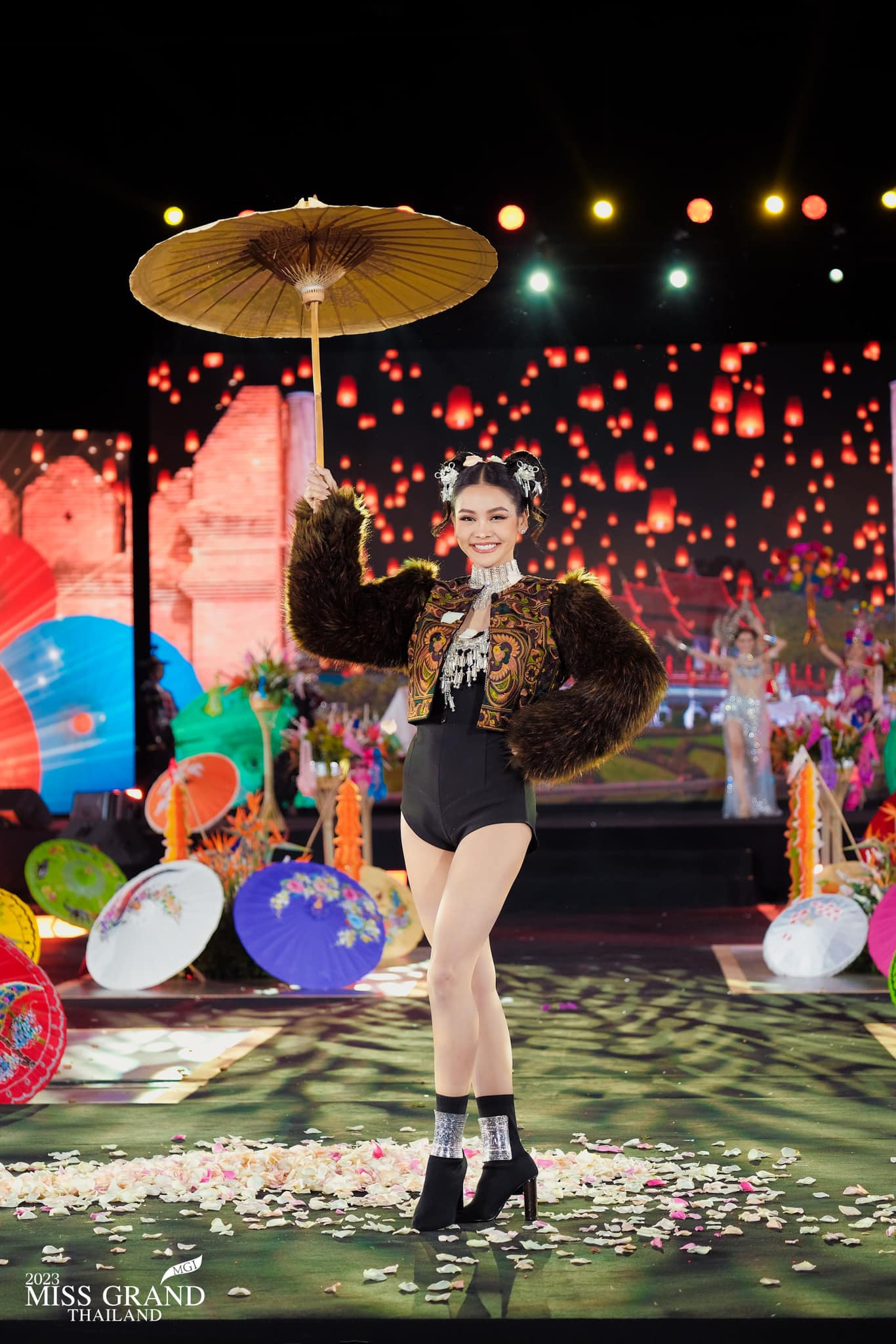 Đương kim Hoa hậu Hòa bình Thái Lan Engfa Wahara cũng tham gia trình diễn trên sân khấu đêm thi trang phục dân tộc. Cô diện bộ jumpsuit khoe chân dài. Chỉ còn ít ngày nữa, người đẹp sẽ trao lại vương miện cho người kế nhiệm. Đương kim Hoa hậu Hòa bình Thái Lan Engfa Wahara cũng tham gia trình diễn trên sân khấu đêm thi trang phục dân tộc. Cô diện bộ jumpsuit khoe chân dài. Chỉ còn ít ngày nữa, người đẹp sẽ trao lại vương miện cho người kế nhiệm.