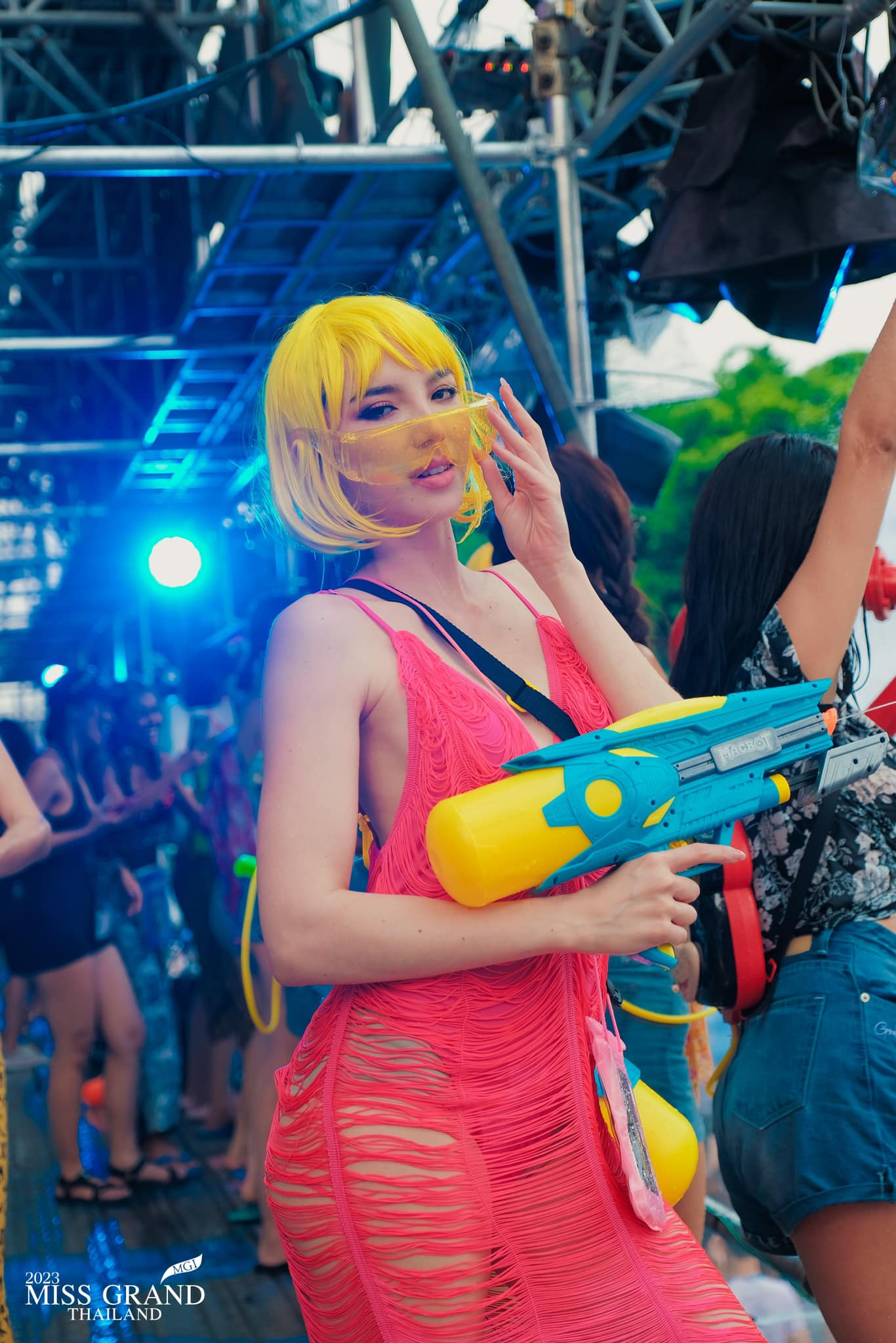 Các thí sinh đều lựa chọn cho mình những bộ trang phục nổi bật nhất. Nhiều người đẹp mặc trang phục hở hang, táo bạo.