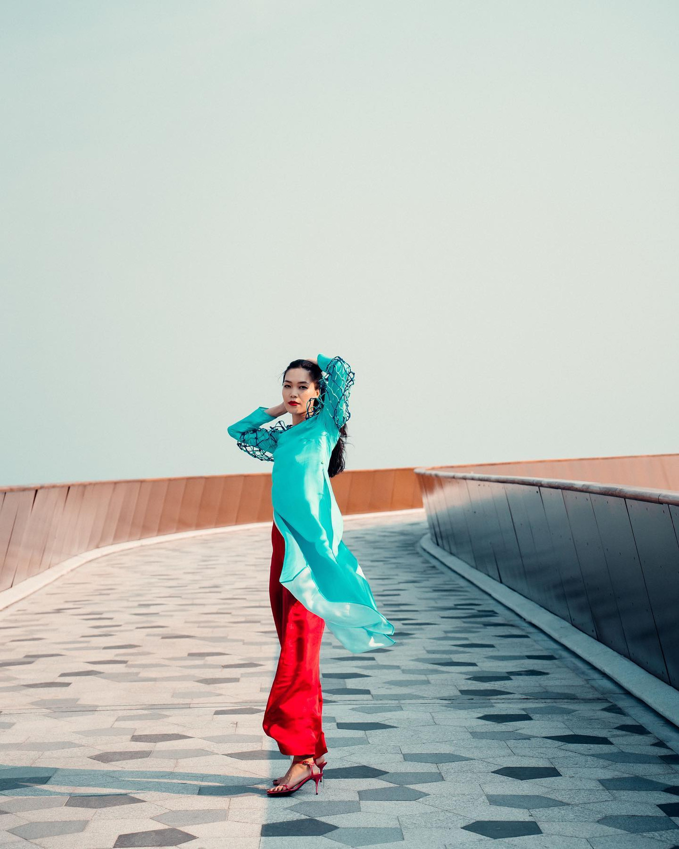 Đầu tháng 4, Hoa hậu Thùy Dung bất ngờ xuất hiện trong một show thời trang ở Phú Quốc. Cô gây chú ý khi mặc áo dài màu sắc rực rỡ, khoe nhan sắc trẻ trung. Nhiều người ngỡ ngàng với nhan sắc của người đẹp Đà Nẵng sau 15 năm đăng quang Hoa hậu Việt Nam 2008.