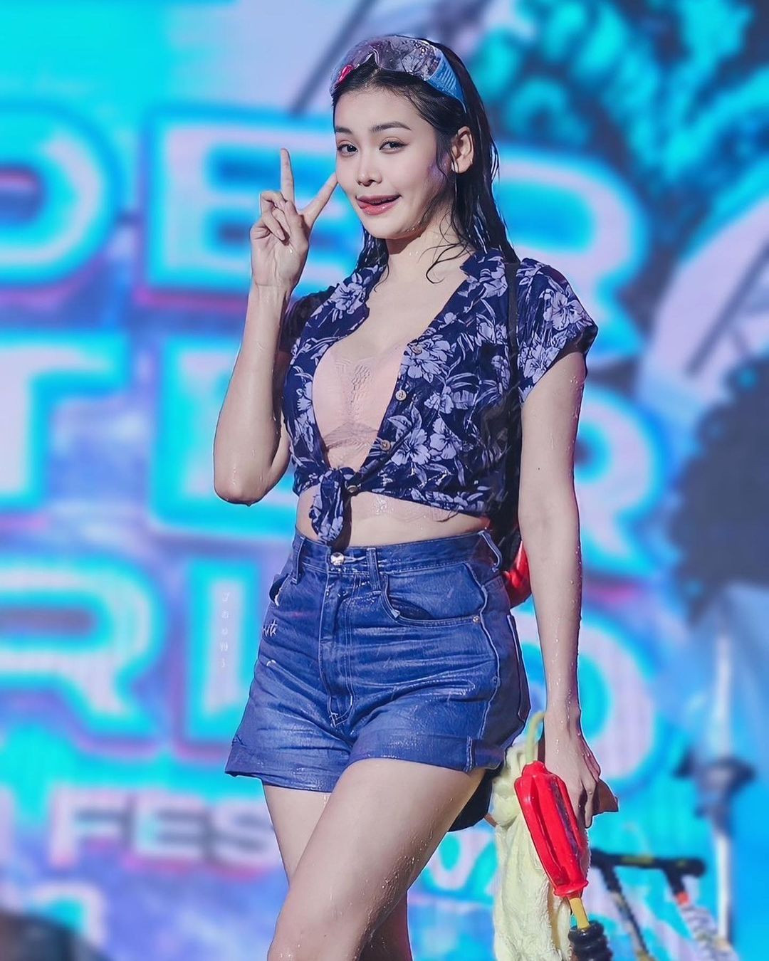 Dù vướng nhiều scandal, Engfa vẫn được ông Nawat cưng chiều vì được coi là "con gà đẻ trứng vàng". Ông Nawat từng tự hào chia sẻ chỉ trong 3 tháng sau đăng quang, Engfa thu về cho tổ chức 50 triệu bath (1,4 triệu USD) - con số "khủng" đối với một người đẹp trong nhiệm kỳ hoa hậu.