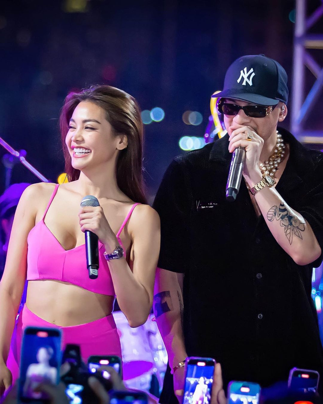 Là ca sĩ nhưng Engfa có phong cách trình diễn gây tranh cãi trên sân khấu. Cô thường xuyên có những động tác bị cho là phản cảm. Khi biểu diễn cùng rapper nổi tiếng người Thái Lan có nghệ danh DABOYWAY tại khu Iconsiam ở Bangkok, Thái Lan, Engfa có những động tác thân mật với anh khiến cô bị chỉ trích.