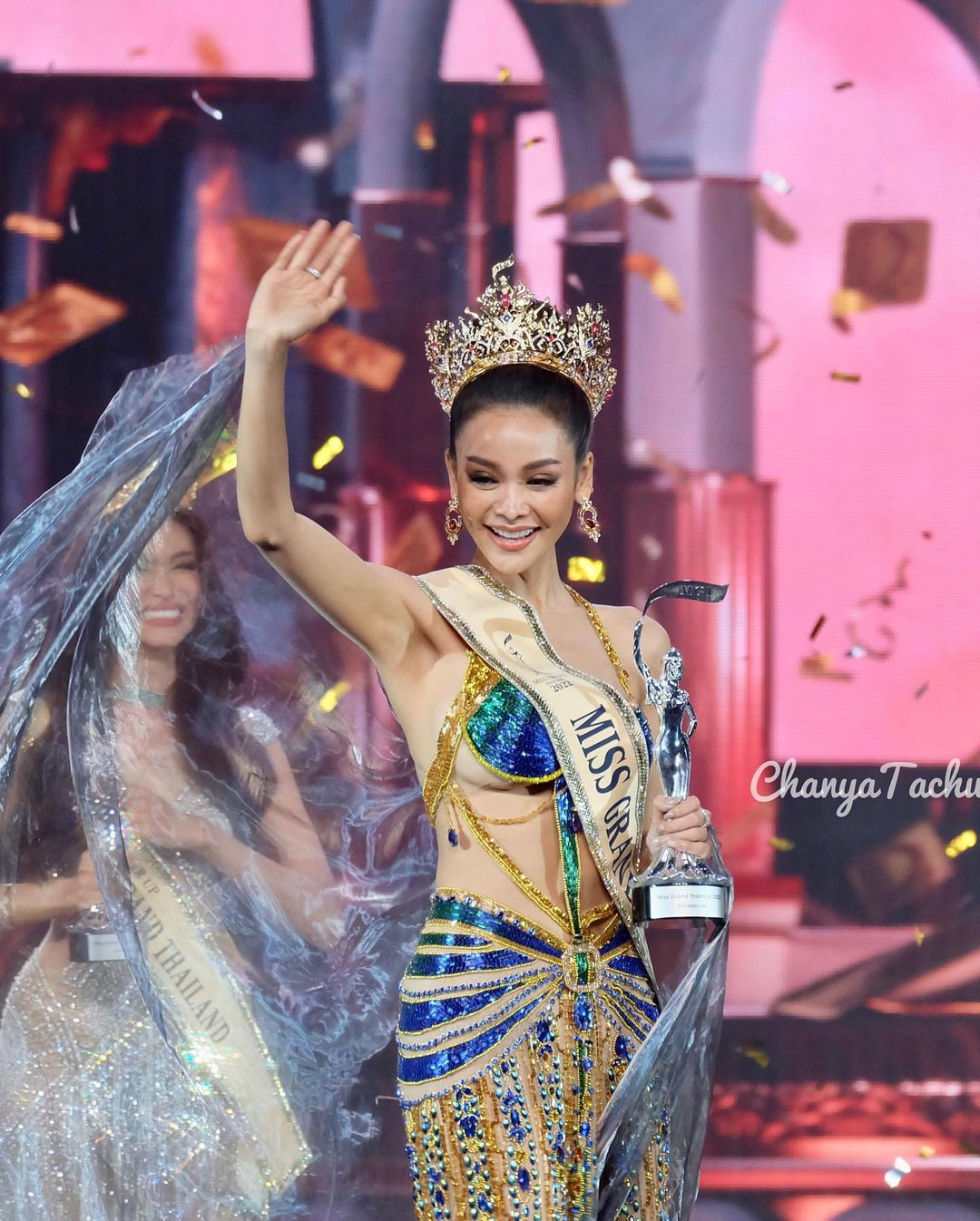 Ngày 30/4/2022, người đẹp Engfa Wahara vượt qua 76 thí sinh để giành ngôi vị Hoa hậu Hòa bình Thái Lan 2022. Cô sinh năm 1995, đến từ Bangkok, có chiều cao 1,7 m và nhan sắc ngọt ngào, quyến rũ. Trước khi đăng quang hoa hậu, Engfa Wahara là ca sĩ nổi tiếng, có hơn 1 triệu người theo dõi trên mạng xã hội.