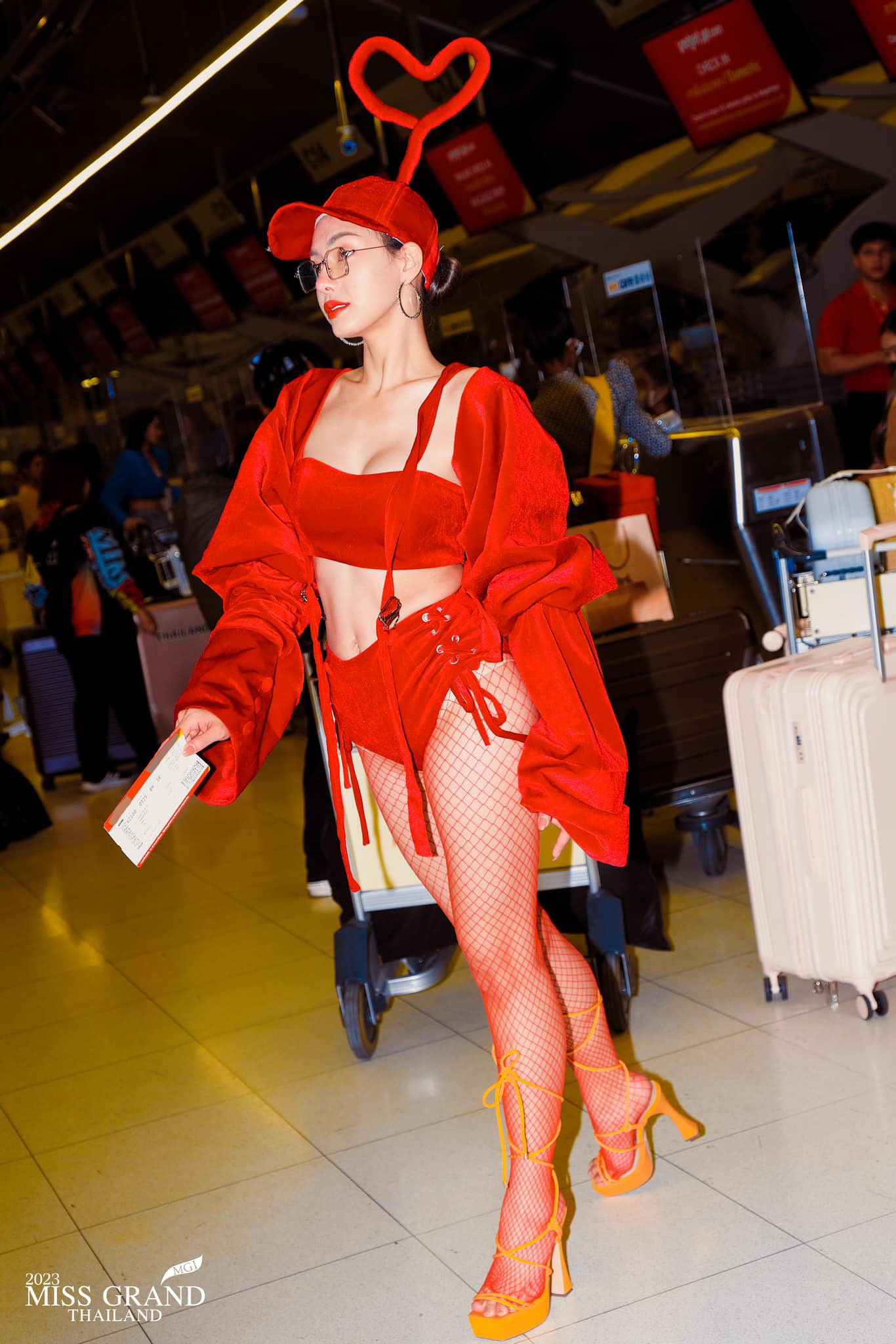 Những người đẹp khác diện trang phục cut-out quá mức gợi cảm, táo bạo, không phù hợp với không gian sân bay.