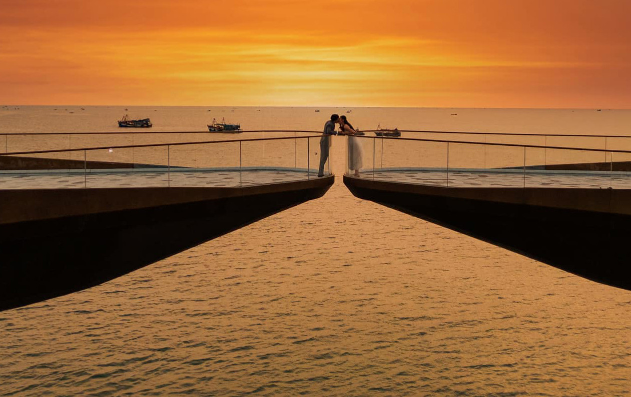 Chiều 8/4, Á hậu Phương Anh được bạn trai ngỏ lời cầu hôn ngay trên cây cầu nổi tiếng là địa điểm check-in được các bạn trẻ yêu thích trong thời gian gần đây ở Phú Quốc. Thông tin khiến nhiều khán giả bất ngờ bởi Phương Anh vốn là người đẹp kín tiếng về đời tư. Trước đây, cô hiếm khi chia sẻ chuyện tình cảm trước truyền thông.