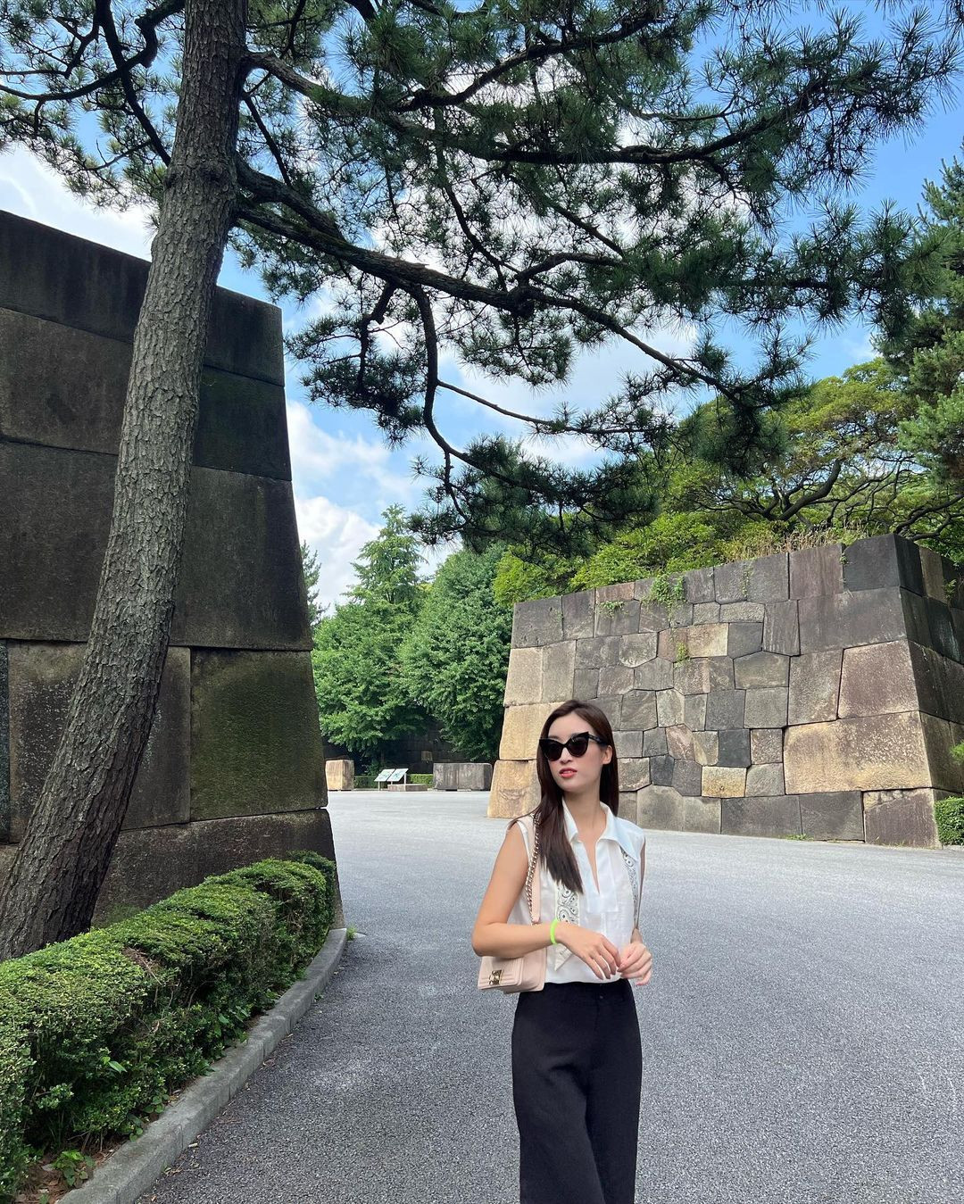 "Tôi đã có thanh xuân rực rỡ, làm được nhiều việc và có cơ hội đi nhiều nơi. Tôi nghĩ như vậy đã đủ. Khi gặp được người đàn ông hội tụ mọi yếu tố mình tìm kiếm, tôi muốn có gia đình nhỏ với người đó", hoa hậu giãi bày.