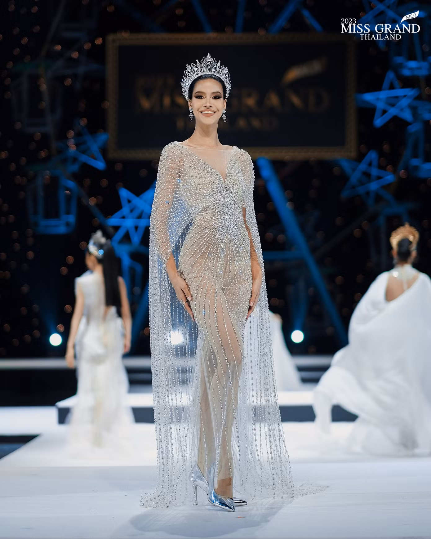 Hầu hết thí sinh đều lựa chọn các thiết kế xuyên thấu, cắt xẻ mạnh tay để trình diễn trên sân khấu.