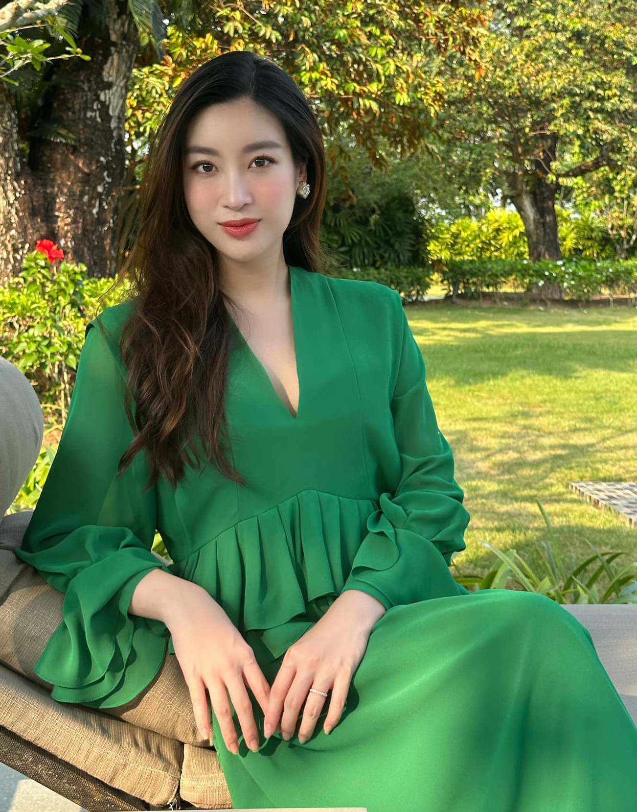 Hoa hậu Đỗ Mỹ Linh đăng tải loạt ảnh mới khi cô đi nghỉ dưỡng cùng gia đình. Hoa hậu Việt Nam 2016 diện bộ váy suông màu xanh với điểm nhấn là chi tiết bèo nhún ở vòng hai.