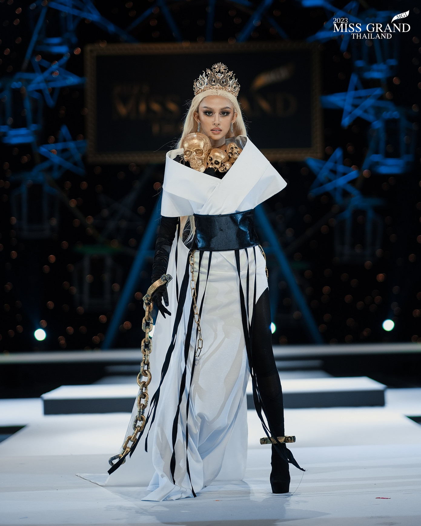 Bên cạnh những bộ váy quyến rũ, nhiều thí sinh lại lựa chọn các thiết kế có kiểu dáng độc, lạ gây tranh cãi. Không chỉ lạ mắt, nhiều người tỏ ra khó hiểu với thông điệp từ bộ trang phục.