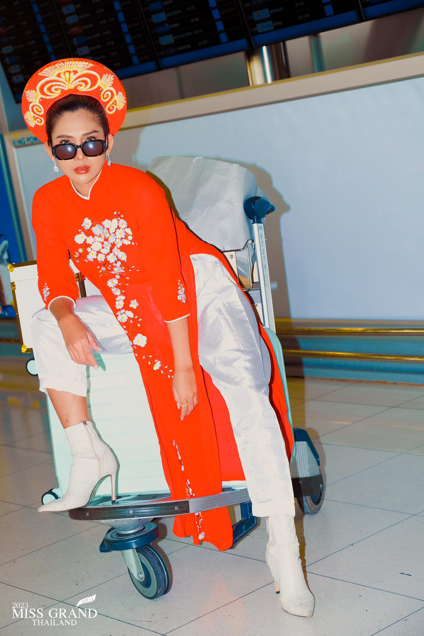 Ngày 11/4, các thí sinh Miss Grand Thailand 2023 di chuyển tới Chiang Mai để tham gia hoạt động tiếp theo của cuộc thi. Dàn người đẹp gây chú ý với những trang phục nổi bật, lạ mắt ở sân bay. Một số thí sinh chọn mặc trang phục giống áo dài Việt Nam. Tuy nhiên những chi tiết cách điệu cũng như cách tạo dáng của họ gây tranh cãi. Đây không phải lần đầu thí sinh Hoa hậu Hòa bình Thái Lan gây tranh cãi khi mặc áo dài. Trước đó, nhiều người đẹp bị chỉ trích vì mặc áo dài cắt xẻ, hở hang.