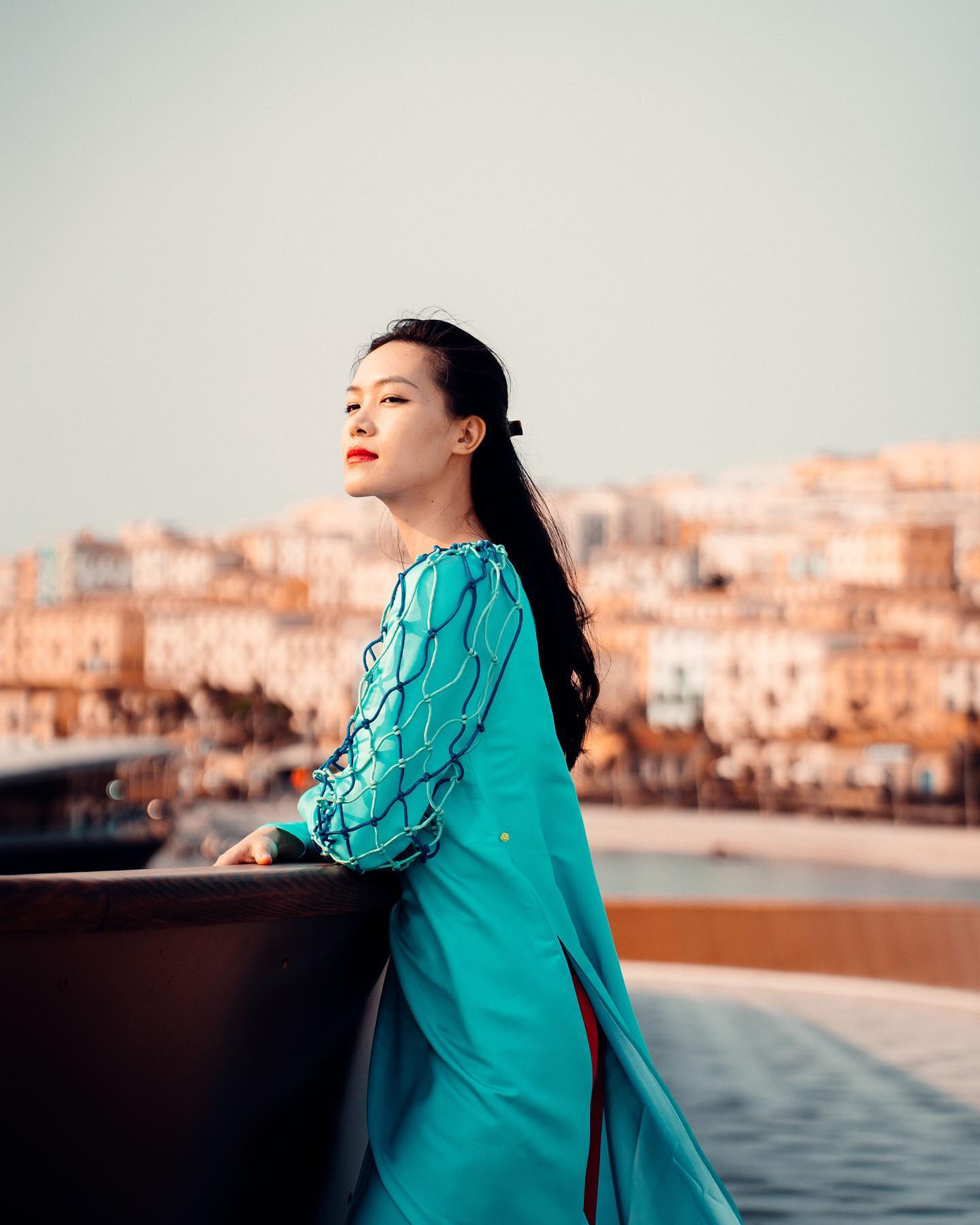 Đầu tháng 4, Hoa hậu Thùy Dung bất ngờ xuất hiện trong một show thời trang ở Phú Quốc. Cô gây chú ý khi mặc áo dài màu sắc rực rỡ, khoe nhan sắc trẻ trung. Nhiều người ngỡ ngàng với nhan sắc của người đẹp Đà Nẵng sau 15 năm đăng quang Hoa hậu Việt Nam 2008.