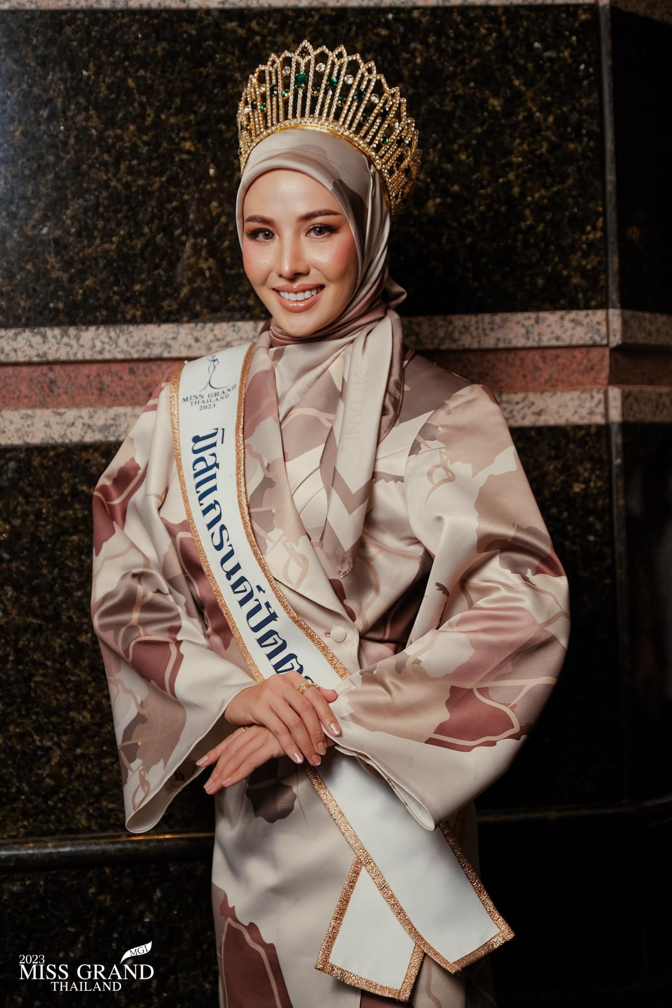 Trên các diễn đàn sắc đẹp, trang phục dàn thí sinh năm nay nhận nhiều chỉ trích của khán giả. Nhiều người cho rằng cuộc thi Hoa hậu Hòa bình Thái Lan đang ngày càng xa rời tiêu chí của một sân chơi nhan sắc. Ông Nawat - chủ tịch cuộc thi cũng bị chỉ trích vì cách điều hành ồn ào, thiếu chuyên nghiệp.