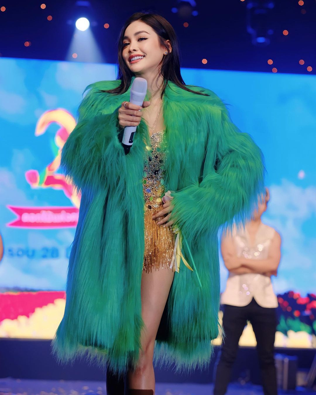 Sau sự cố, Engfa Waraha phải công khai xin lỗi khán giả. "Xin cảm ơn và xin lỗi vì sự việc lần này. Tôi xin lỗi vì đã làm nhiều người thất vọng" - cô nói.