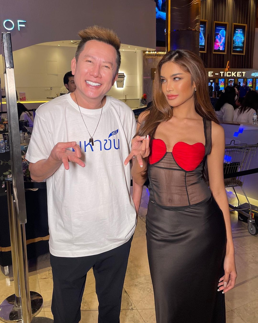 Ông Nawat và Aoom Thaweeporn Phingchamrat.