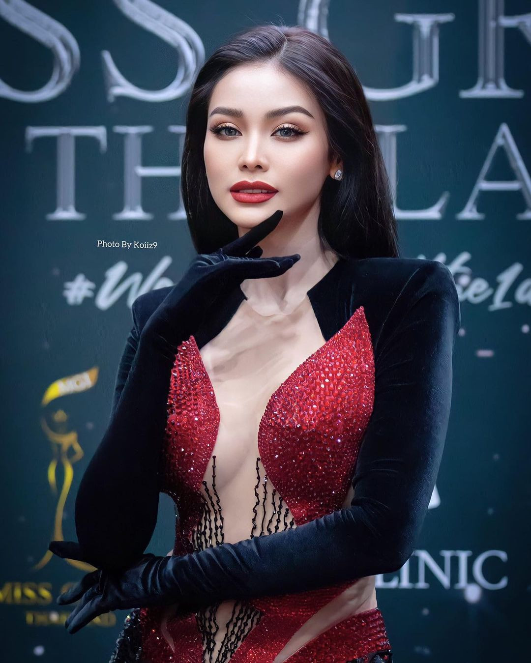 Chiến thắng của Engfa Wahara được lòng công chúng xứ sở chùa vàng. Tuy nhiên, vốn là người đẹp nổi tiếng nên cô vướng nhiều thị phi. Trong một năm đương nhiệm, Engfa xuất hiện liên tục trên báo.