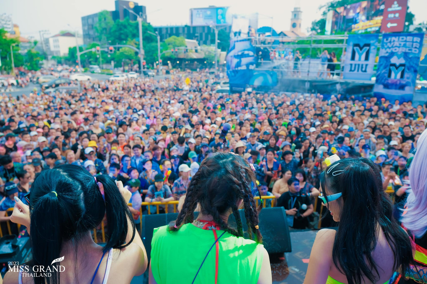 Ngày 13/4, dàn thí sinh Miss Grand Thailand tham dự lễ hội té nước truyền thống được tổ chức ở một quảng trường với sự tham gia của hàng nghìn người. Đây là lễ hội nổi tiếng, thu hút đông đảo khách du lịch tham gia mỗi năm.