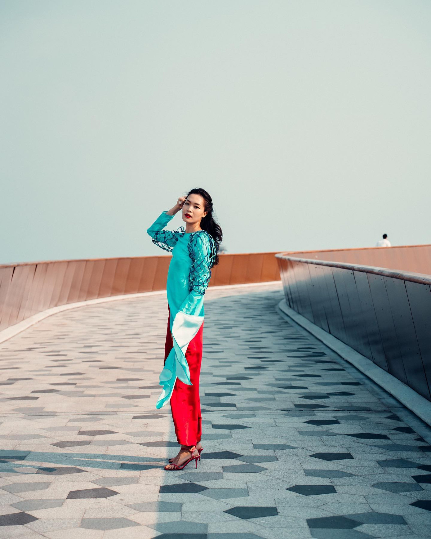 Đầu tháng 4, Hoa hậu Thùy Dung bất ngờ xuất hiện trong một show thời trang ở Phú Quốc. Cô gây chú ý khi mặc áo dài màu sắc rực rỡ, khoe nhan sắc trẻ trung. Nhiều người ngỡ ngàng với nhan sắc của người đẹp Đà Nẵng sau 15 năm đăng quang Hoa hậu Việt Nam 2008.