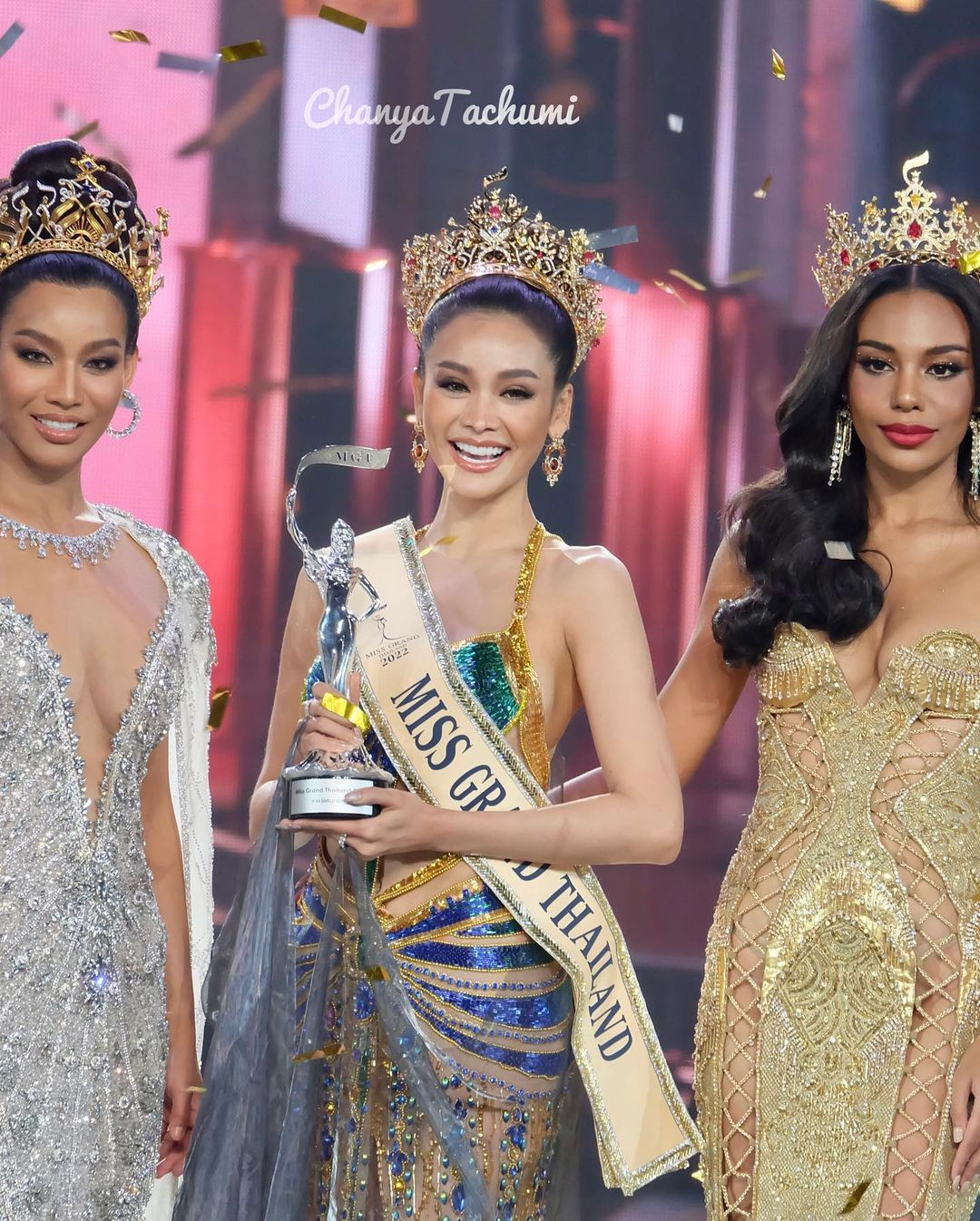 Ngày 30/4/2022, người đẹp Engfa Wahara vượt qua 76 thí sinh để giành ngôi vị Hoa hậu Hòa bình Thái Lan 2022. Cô sinh năm 1995, đến từ Bangkok, có chiều cao 1,7 m và nhan sắc ngọt ngào, quyến rũ. Trước khi đăng quang hoa hậu, Engfa Wahara là ca sĩ nổi tiếng, có hơn 1 triệu người theo dõi trên mạng xã hội.