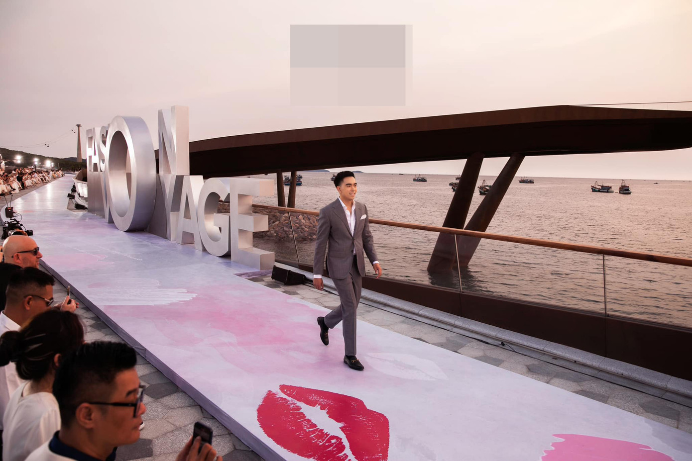 Phương Anh cho biết cô quen bạn trai cách đây hơn 1 năm nhưng cả hai hẹn hò bí mật vì Đức Hồ là người giản dị, không quen với môi trường showbiz. Đến hiện tại, cả hai quyết định tính đến chuyện lâu dài nên đã tổ chức một buổi cầu hôn lãng mạn nhân dịp tham dự show thời trang ở Phú Quốc.