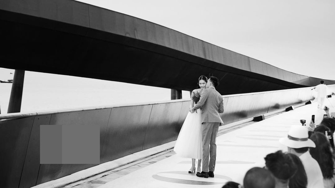 Hình ảnh bạn trai doanh nhân của Phương Anh nhận được sự chú ý của cộng đồng mạng. Phương Anh chia sẻ bạn trai cô là doanh nhân Đức Hồ, sinh năm 1994, hiện học tiến sĩ ở Anh. Cả hai đã quen và yêu nhau hơn một năm trước khi quyết định kết hôn. Vốn là người đẹp học thức nên chuyện tình của cặp đôi được khán giả khen là xứng đôi, vừa lứa vì cả hai đều xuất thân từ gia đình tri thức, nền nếp.