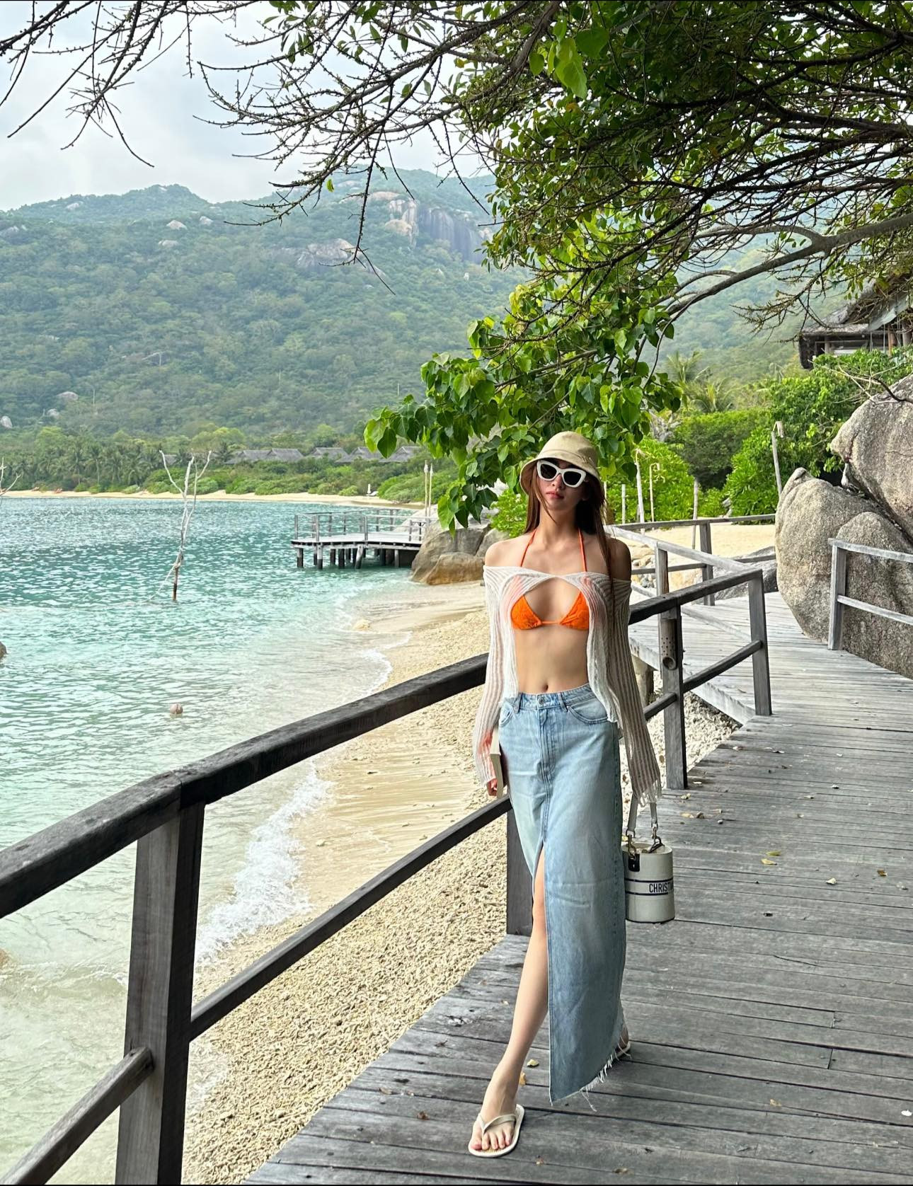 Với chiều cao nổi bật cùng số đo ba vòng ấn tượng, Lương Thùy Linh có thể thử nghiệm nhiều kiểu bikini đa dạng.