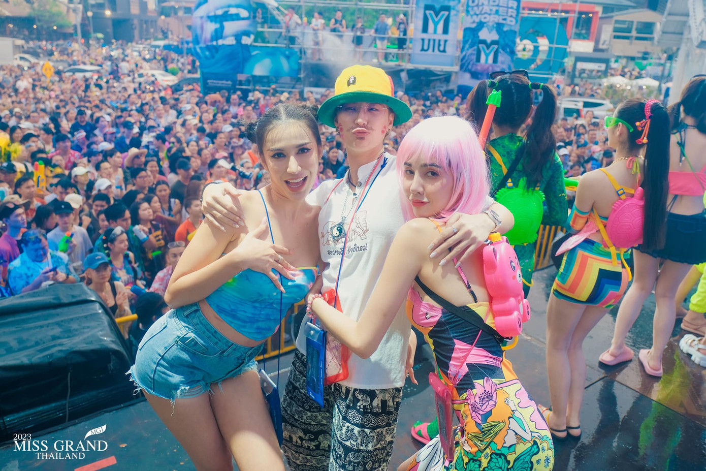 Ngày 13/4, dàn thí sinh Miss Grand Thailand tham dự lễ hội té nước truyền thống được tổ chức ở một quảng trường với sự tham gia của hàng nghìn người. Đây là lễ hội nổi tiếng, thu hút đông đảo khách du lịch tham gia mỗi năm.