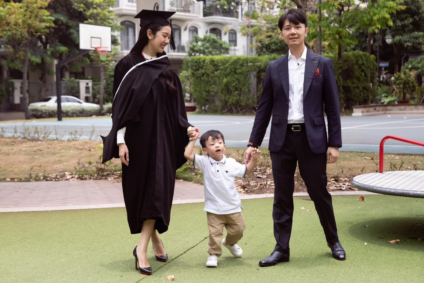 Á hậu Thúy Vân và chồng con trong ngày tốt nghiệp đại học.