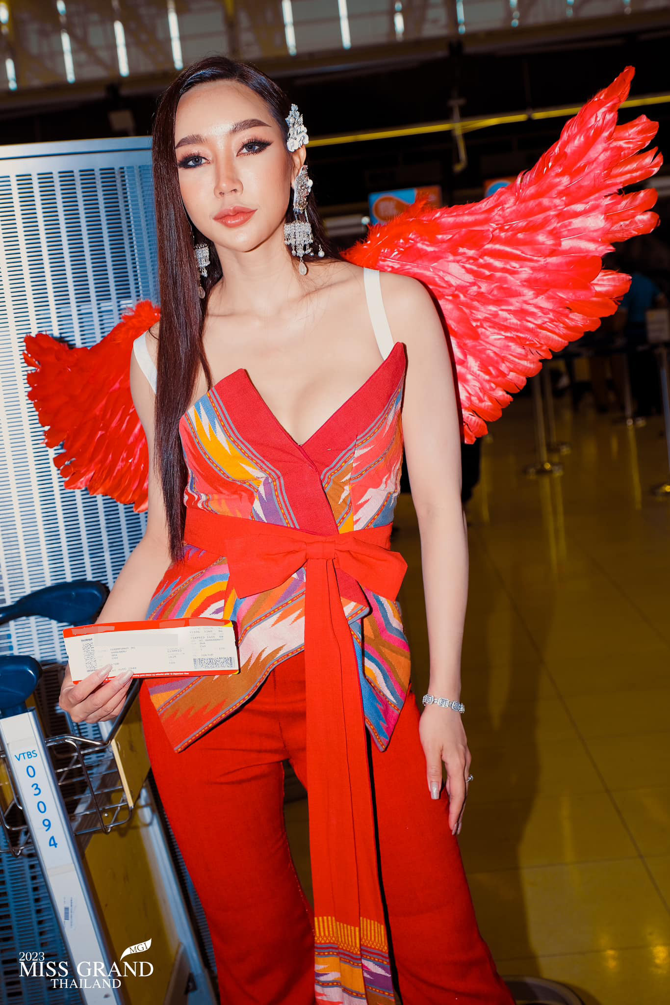 Nhiều thí sinh lại ăn mặc diêm dúa. Có người đẹp mặc váy dạ hội xuyên thấu, có người đẹp đeo cánh thiên thần ra sân bay, thu hút sự chú ý của du khách.