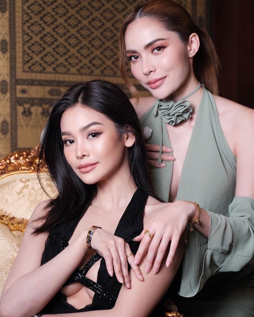 Engfa Wahara là người đồng tính công khai nên thị phi liên tục bủa vây xung quanh câu chuyện giới tính của cô. Ngay từ khi tham gia cuộc thi Hoa hậu Hòa bình Thái Lan 2022, Engfa đã bị đồn có tình cảm với người đẹp Charlotte Austin (Á hậu 5). Hai người chưa từng lên tiếng phủ nhận nhưng luôn xuất hiện thân mật, tình tứ trong các sự kiện. Gần đây, Engfa và Charlotte còn có cảnh hôn nhau trên phim khiến fan càng tò mò về chuyện tình cảm của họ.