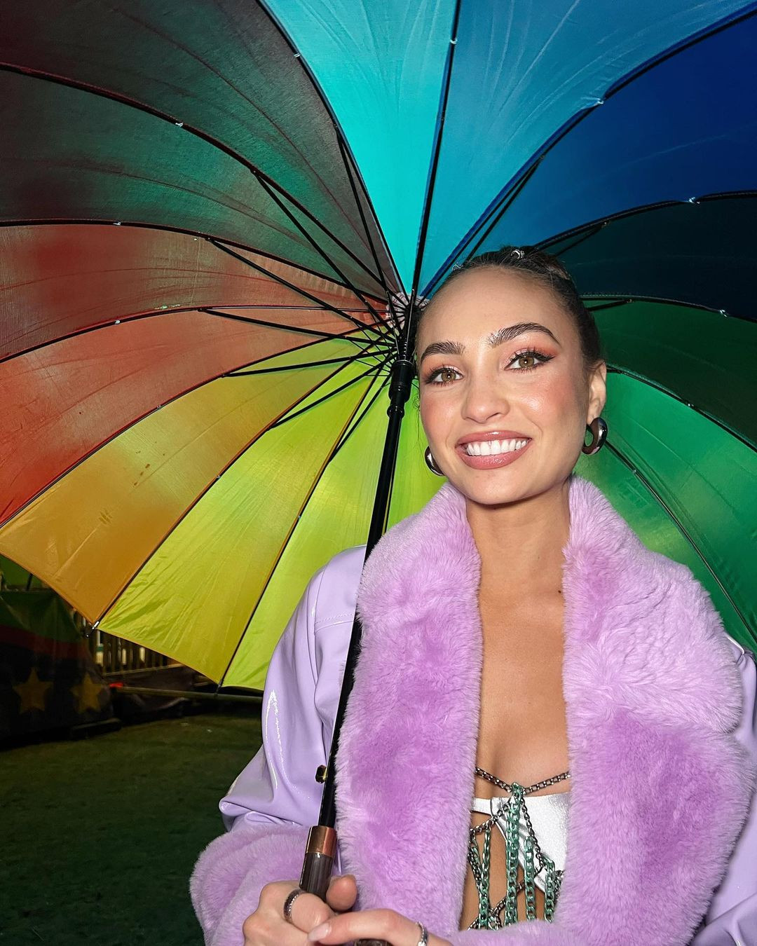 Đăng quang Hoa hậu Hoàn vũ 2022, R'Bonney Gabriel vướng không ít lùm xùm được ban tổ chức thiên vị. Tuy nhiên, trong nhiệm kỳ của mình người đẹp Mỹ đã chứng tỏ bản lĩnh, sự thông minh, xứng đáng với ngôi vị cao quý. Cuối năm nay, cô trao lại vương miện cho người tiền nhiệm trong chung kết tổ chức ở El Salvador.