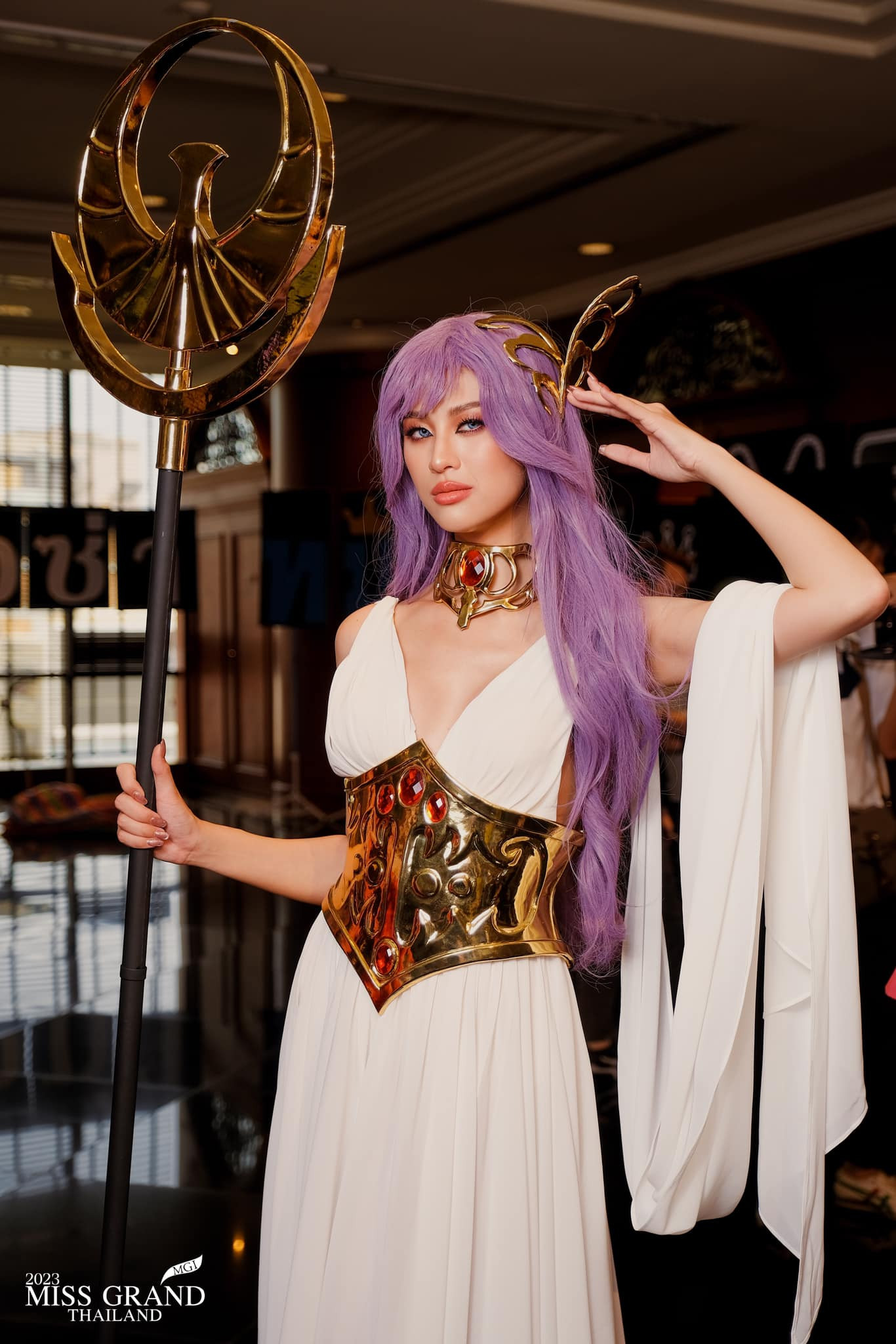 Trên các diễn đàn sắc đẹp, trang phục dàn thí sinh năm nay nhận nhiều chỉ trích của khán giả. Nhiều người cho rằng cuộc thi Hoa hậu Hòa bình Thái Lan đang ngày càng xa rời tiêu chí của một sân chơi nhan sắc. Ông Nawat - chủ tịch cuộc thi cũng bị chỉ trích vì cách điều hành ồn ào, thiếu chuyên nghiệp.