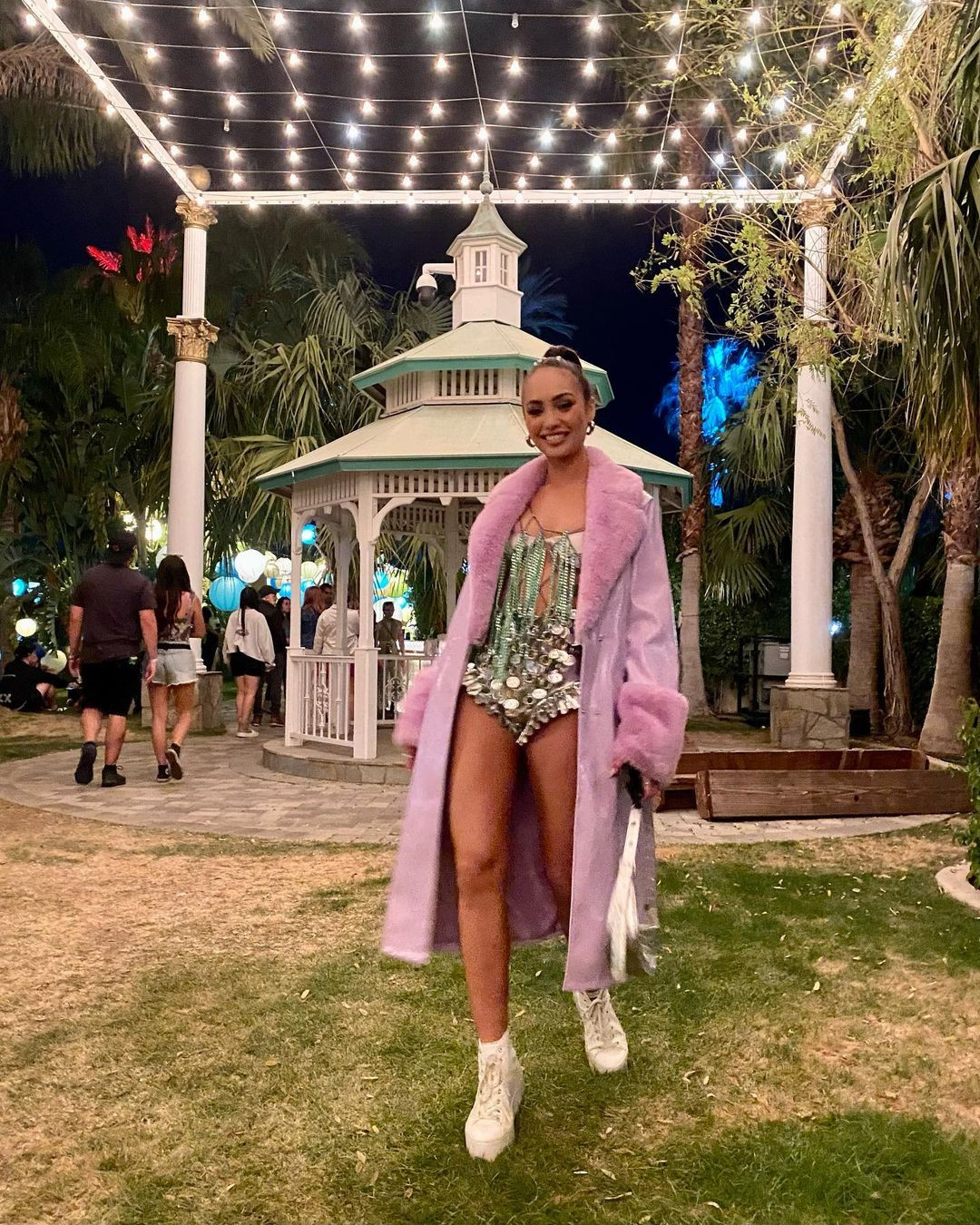 Đăng quang Hoa hậu Hoàn vũ 2022, R'Bonney Gabriel vướng không ít lùm xùm được ban tổ chức thiên vị. Tuy nhiên, trong nhiệm kỳ của mình người đẹp Mỹ đã chứng tỏ bản lĩnh, sự thông minh, xứng đáng với ngôi vị cao quý. Cuối năm nay, cô trao lại vương miện cho người tiền nhiệm trong chung kết tổ chức ở El Salvador.