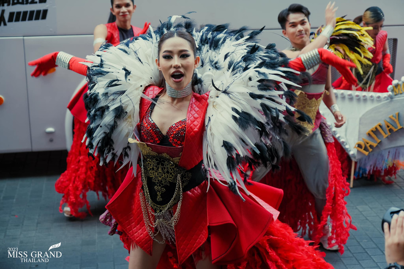 Nhiều người đẹp chọn trang phục diêm dúa, cầu kỳ nhất có thể để khiến mình nổi bật.