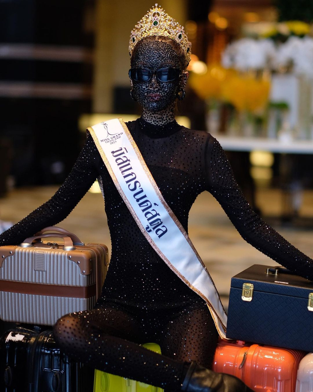 Sốc nhất cuộc thi năm nay có lẽ là trang phục của người đẹp đại diện tỉnh Satun khi cô xuất hiện trong bộ jumpsuit màu đen, đính đá kín mít trên gương mặt và khắp cơ thể. Hình ảnh gợi nhớ tới vẻ ngoài của nữ ca sĩ Doja Cat khi cô đính đá khắp người để dự show thời trang ở Pháp hôm 23/1.