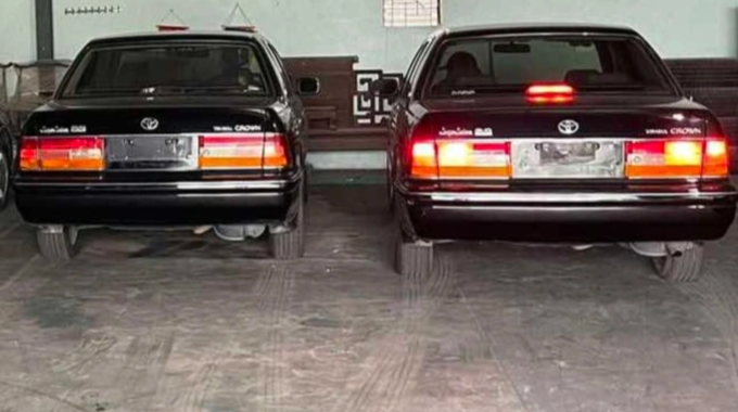 2 trong số 3 chiếc xe Toyota Crown 3.0 đang được trưng bày ở Bắc Ninh (Ảnh: Đ.G).