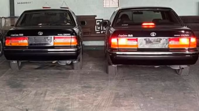 2 trong số 3 chiếc xe Toyota Crown 3.0 đang được trưng bày ở Bắc Ninh (Ảnh: Đ.G).