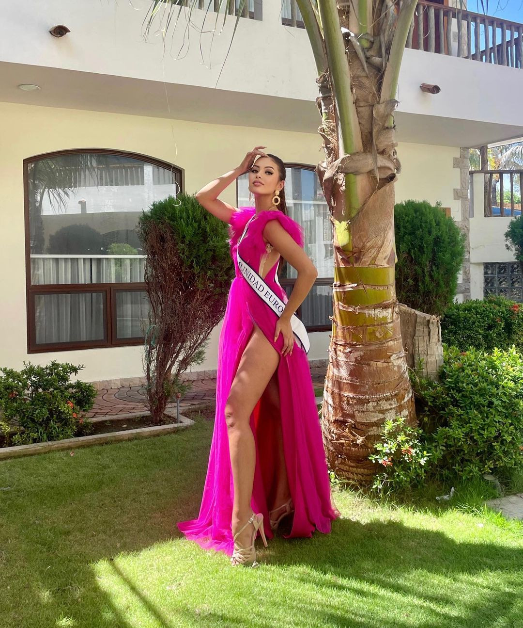 Véronique cũng được đánh giá là gương mặt có nhiều kinh nghiệm thi sắc đẹp. Cô có kỹ năng trình diễn, ứng xử duyên dáng, trôi chảy.