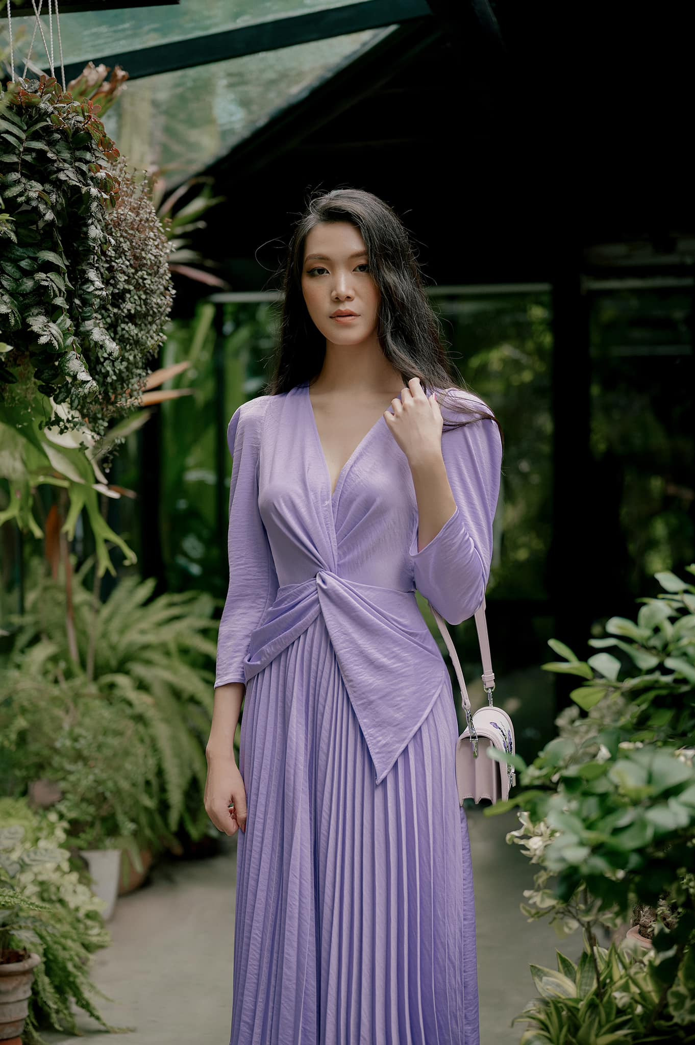 Thùy Dung cho biết cô nhớ bạn bè và các hoạt động nghệ thuật nên hay về Việt Nam để chụp ảnh và tham gia các show diễn thời trang. Người đẹp hé lộ cô vẫn được nhiều nhà thiết kế mời làm vedette trình diễn các bộ sưu tập của họ.