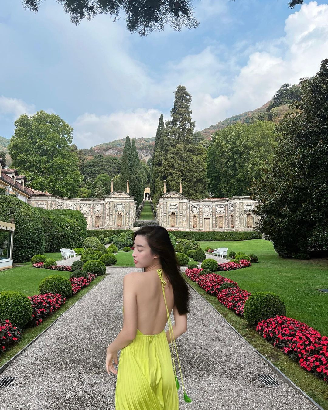 Trước khi cưới, Đỗ Mỹ Linh và chồng chịu khó du lịch nước ngoài. Họ cùng sang Italia để chụp ảnh cưới. Người đẹp thường xuyên chia sẻ những hình ảnh mà chồng chụp cô.