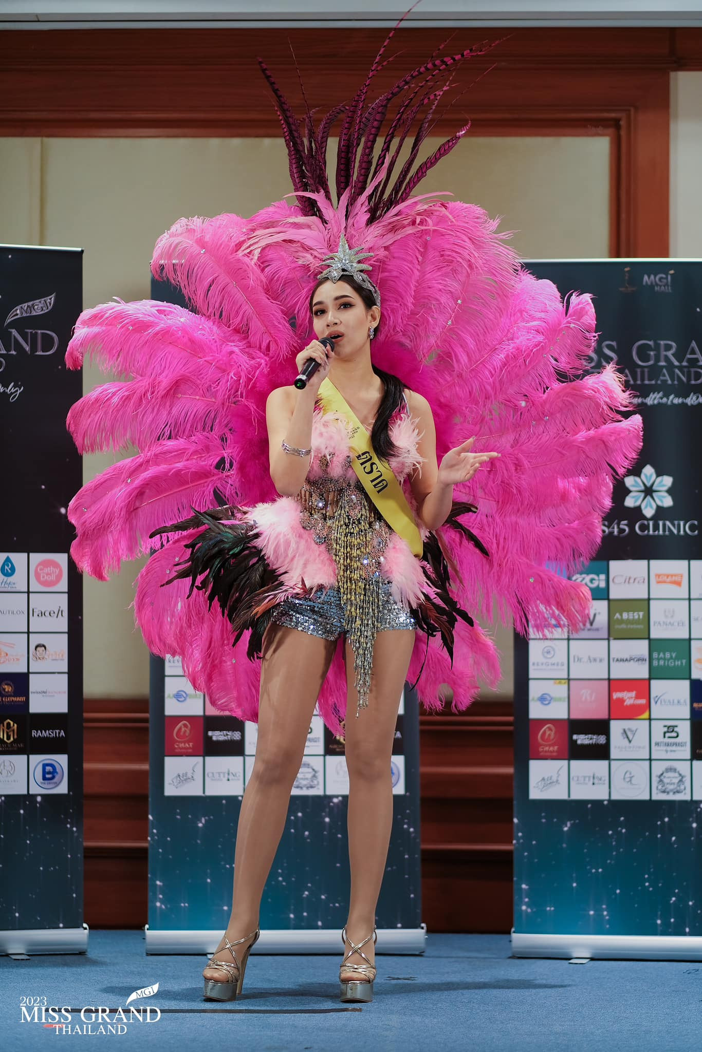 Cuộc thi Hoa hậu Hòa bình Thái Lan 2023 khiến khán giả nhiều lần nhầm tưởng là lễ hội carnival khi thí sinh mặc trang phục lễ hội diêm dúa. Những bộ cánh cầu kỳ, hoành tráng được cho là không phù hợp với không gian buổi họp báo sang trọng.