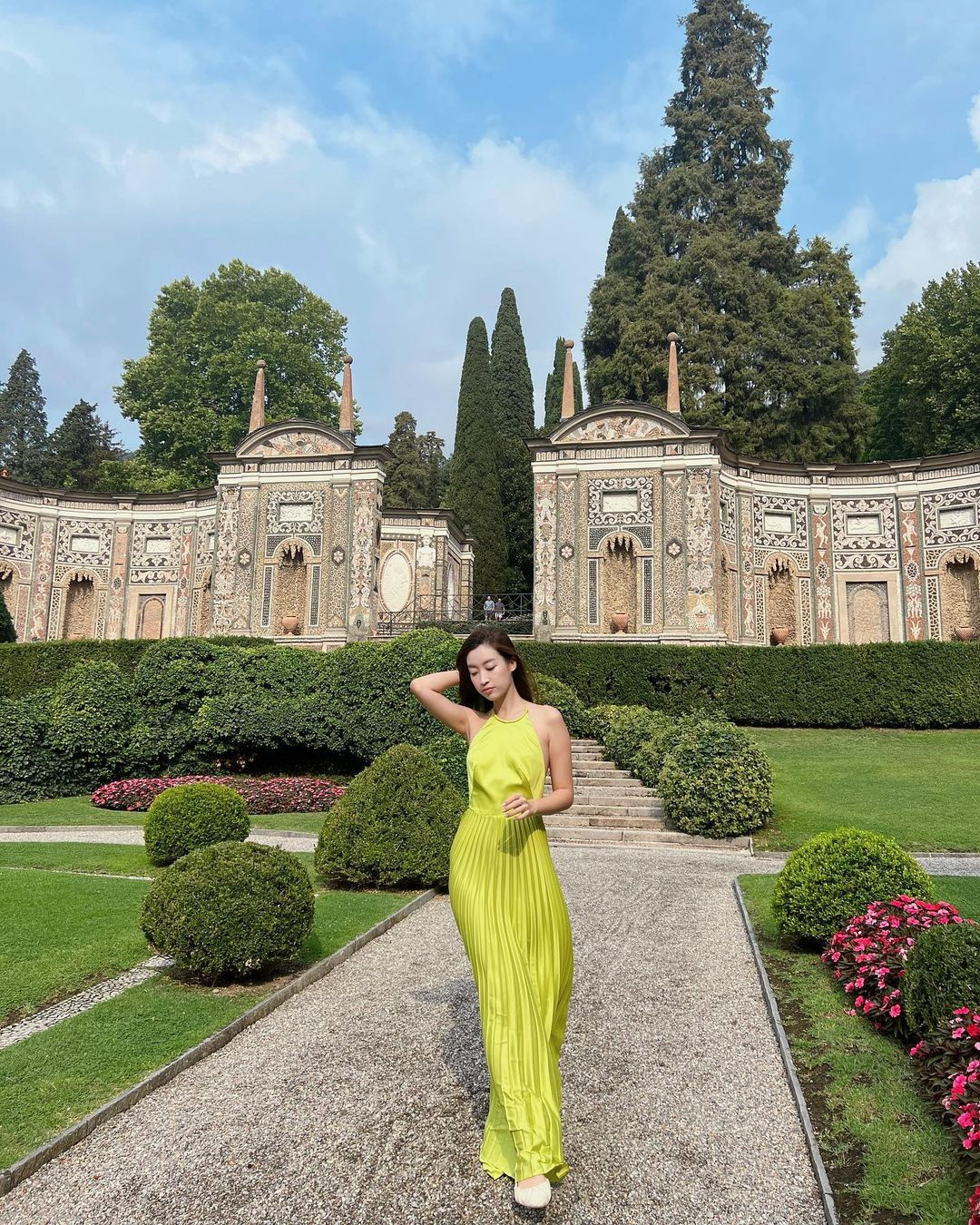 Trước khi cưới, Đỗ Mỹ Linh và chồng chịu khó du lịch nước ngoài. Họ cùng sang Italia để chụp ảnh cưới. Người đẹp thường xuyên chia sẻ những hình ảnh mà chồng chụp cô.