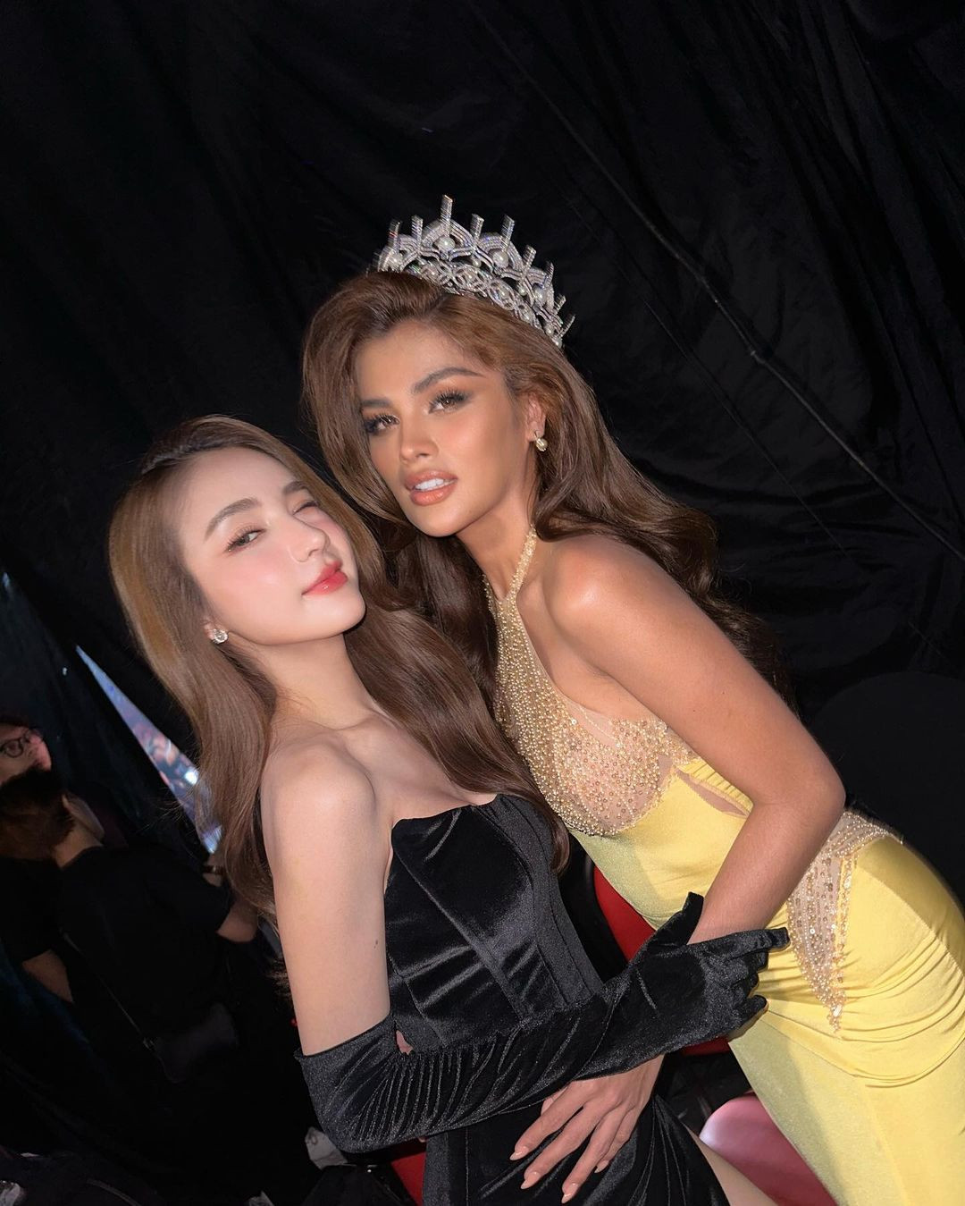 Yoshi Rinrada Thurapan và Fuschia Anne Ravena thân thiết trong lần đầu hội ngộ ở Việt Nam.