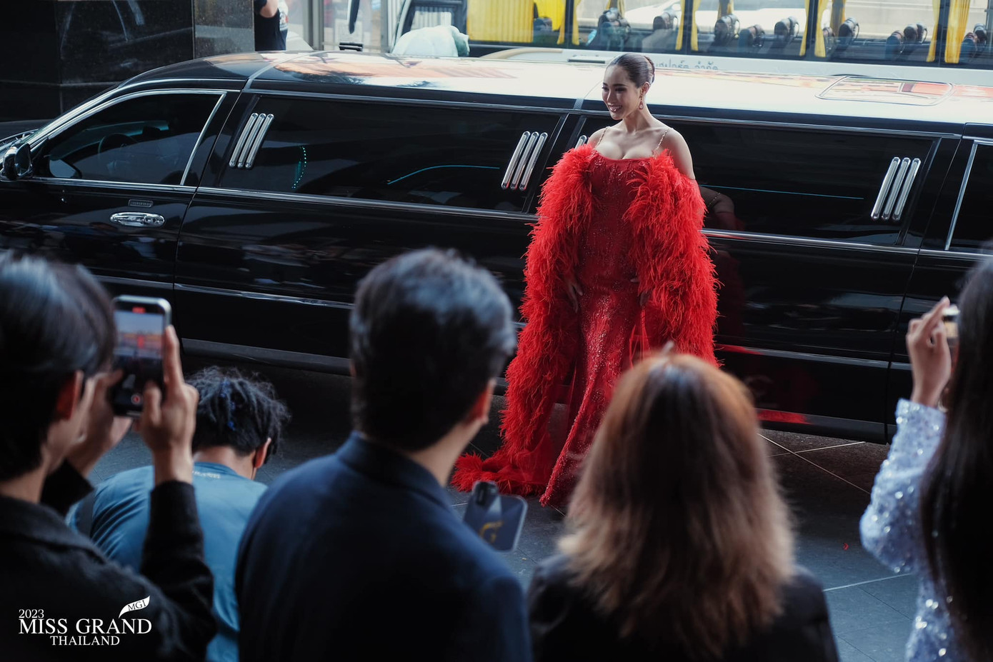 Trong khi đó, thí sinh hiếm hoi được đánh giá là mặc đẹp thì bị cho rằng "làm màu" vì mang theo siêu xe, như dự thảm đỏ liên hoan phim quốc tế.