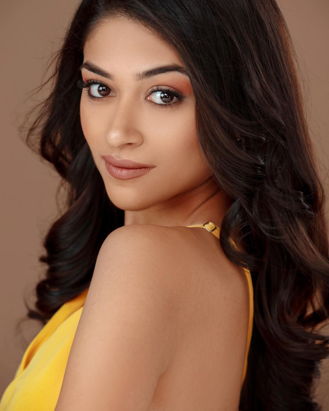 Nandini Gupta cũng tham gia lĩnh vực người mẫu ở quê nhà. Mặc dù là gương mặt mới với các cuộc thi sắc đẹp, chưa có quá nhiều kinh nghiệm trình diễn nhưng người đẹp được đánh giá cao ở phong cách thanh lịch, duyên dáng.