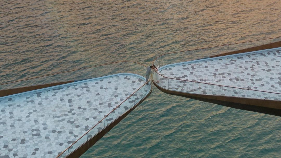 Chiều 8/4, Á hậu Phương Anh được bạn trai ngỏ lời cầu hôn ngay trên cây cầu nổi tiếng là địa điểm check-in được các bạn trẻ yêu thích trong thời gian gần đây ở Phú Quốc. Thông tin khiến nhiều khán giả bất ngờ bởi Phương Anh vốn là người đẹp kín tiếng về đời tư. Trước đây, cô hiếm khi chia sẻ chuyện tình cảm trước truyền thông.