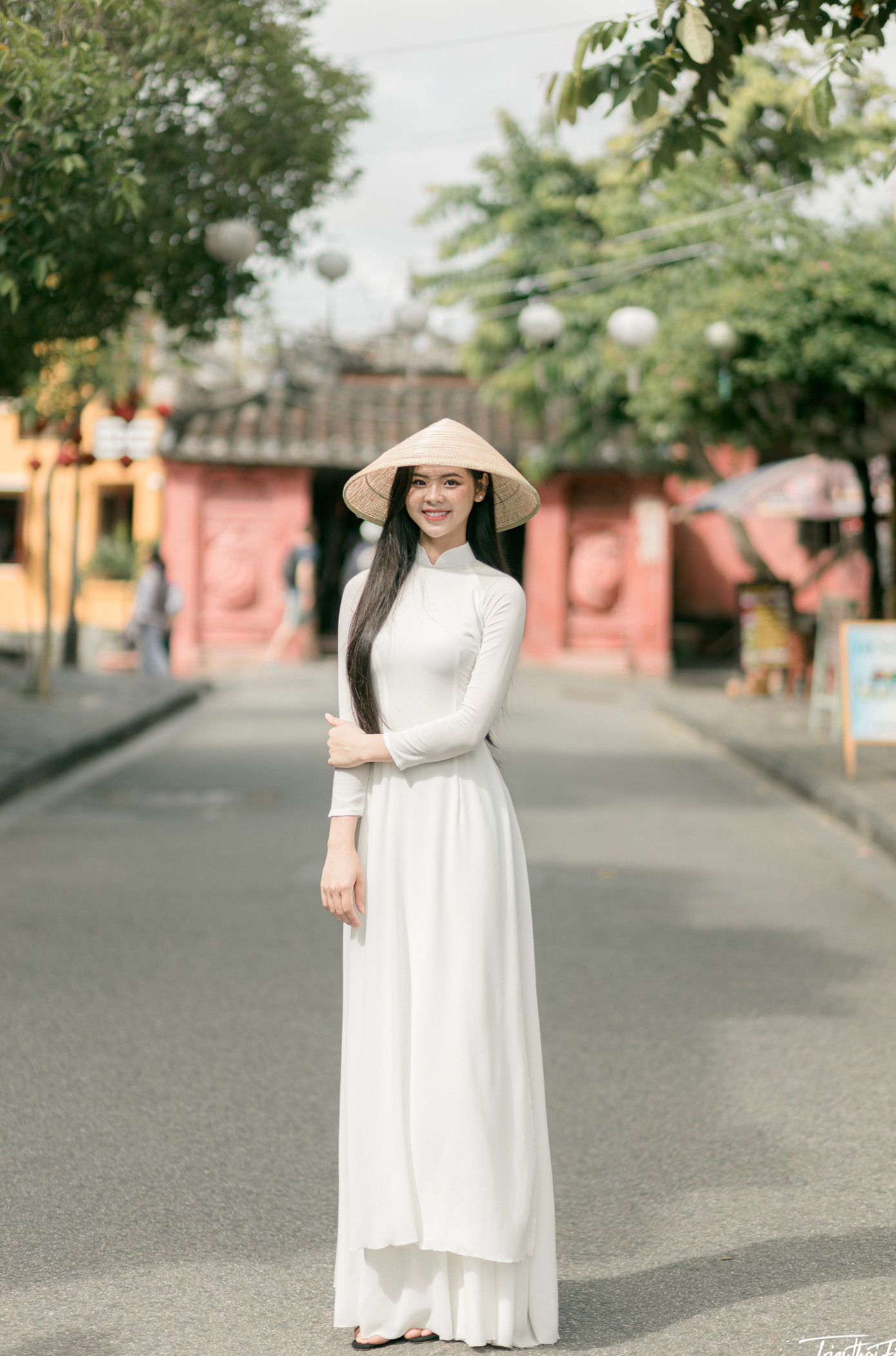 Nguyễn Ngân Hà sinh năm 2003 đến từ Nghệ An. Cô là Đảng viên từ năm 18 tuổi, gây ấn tượng với hàng loạt thành tích như Hoa khôi bóng chuyền Thành phố Đà Nẵng 2023, sinh viên 5 Tốt năm học 2021-2022, diễn giả Talk show GEN Z và Chuyện làm Thương hiệu cá nhân. Khi còn ngồi trên ghế nhà trường, cô giành giải Học sinh giỏi cấp tỉnh Nghệ An năm 2020 môn Hóa học, Huy chương Đồng Hội khỏe Phù Đổng tỉnh Nghệ An môn bóng đá, Huy chương Đồng giải Bóng chuyền khối sinh viên Đại học, Cao đẳng năm 2022.