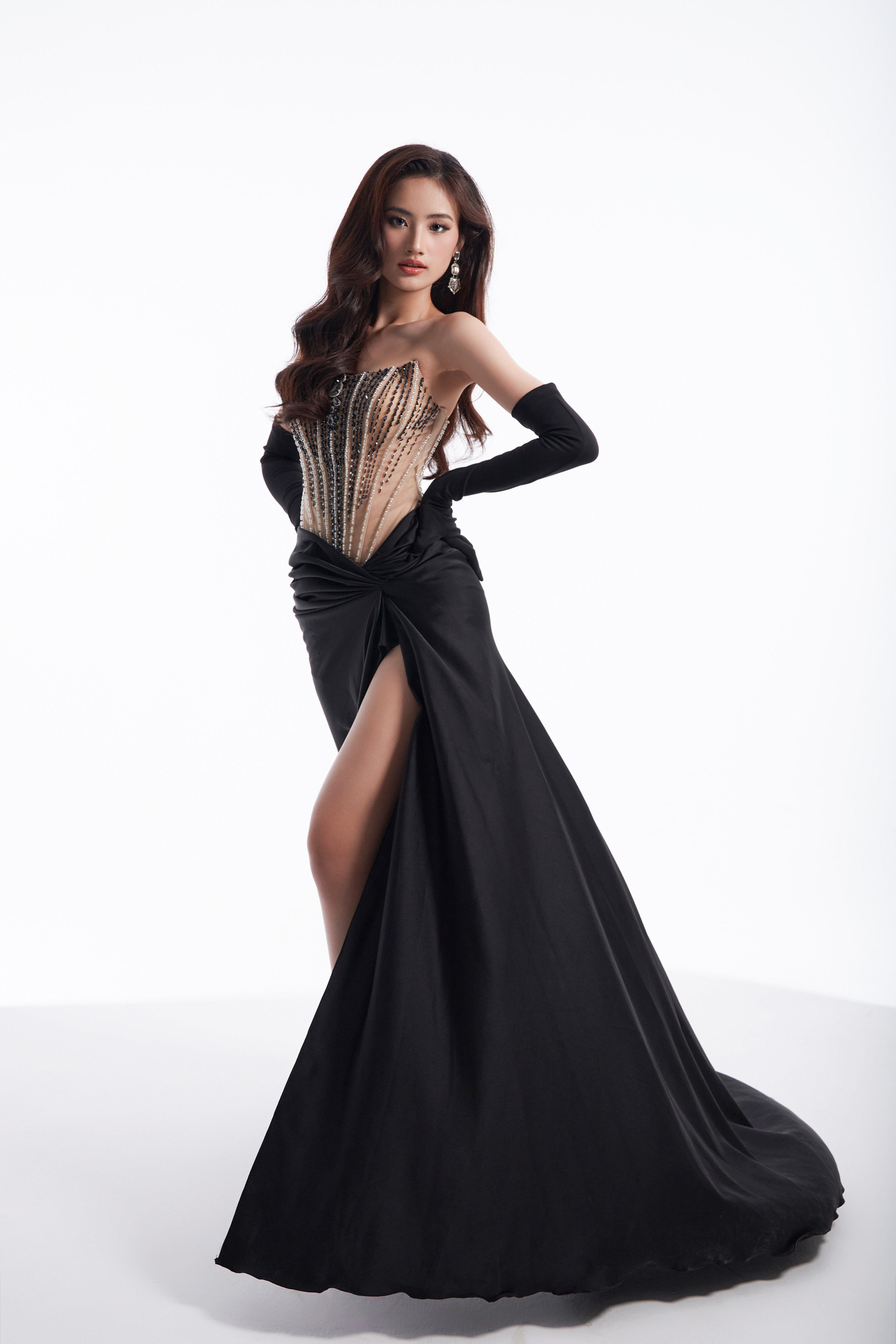 Huỳnh Trần Ý Nhi sinh năm 2002 đến từ Bình Định. Cô là người đẹp đầu tiên đến từ Bình Định tham dự Miss World Vietnam. Người đẹp từng giành giải Á khôi cuộc thi Duyên dáng Sinh viên Bình Định 2022 và Đại sứ AIESEC 2022. Cô có gương mặt được cho là giống ca sĩ Miu Lê.