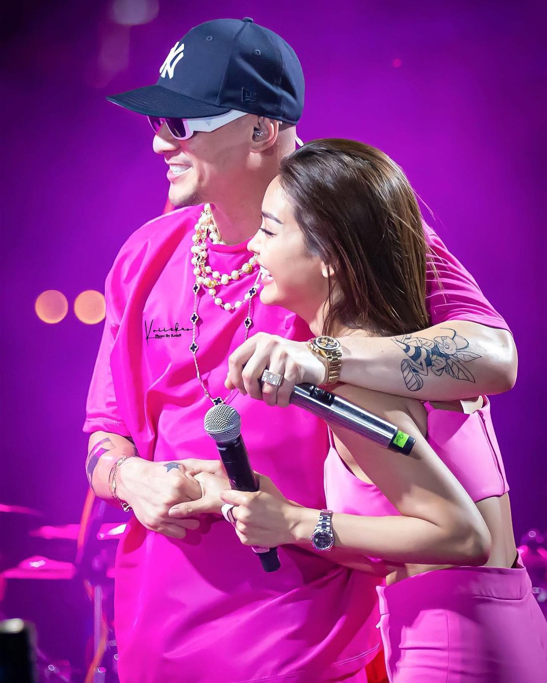 Là ca sĩ nhưng Engfa có phong cách trình diễn gây tranh cãi trên sân khấu. Cô thường xuyên có những động tác bị cho là phản cảm. Khi biểu diễn cùng rapper nổi tiếng người Thái Lan có nghệ danh DABOYWAY tại khu Iconsiam ở Bangkok, Thái Lan, Engfa có những động tác thân mật với anh khiến cô bị chỉ trích.