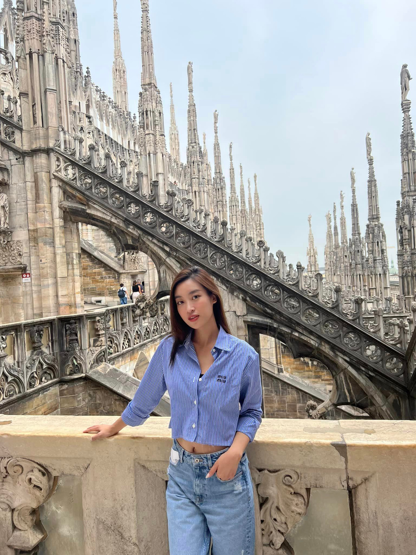 Thời gian gần đây, Đỗ Mỹ Linh thường mặc đồ rộng khiến nhiều người cho rằng cô đang mang thai con đầu lòng. Tuy nhiên vốn kín tiếng nên người đẹp Hà Nội không chia sẻ nhiều về chuyện riêng tư.