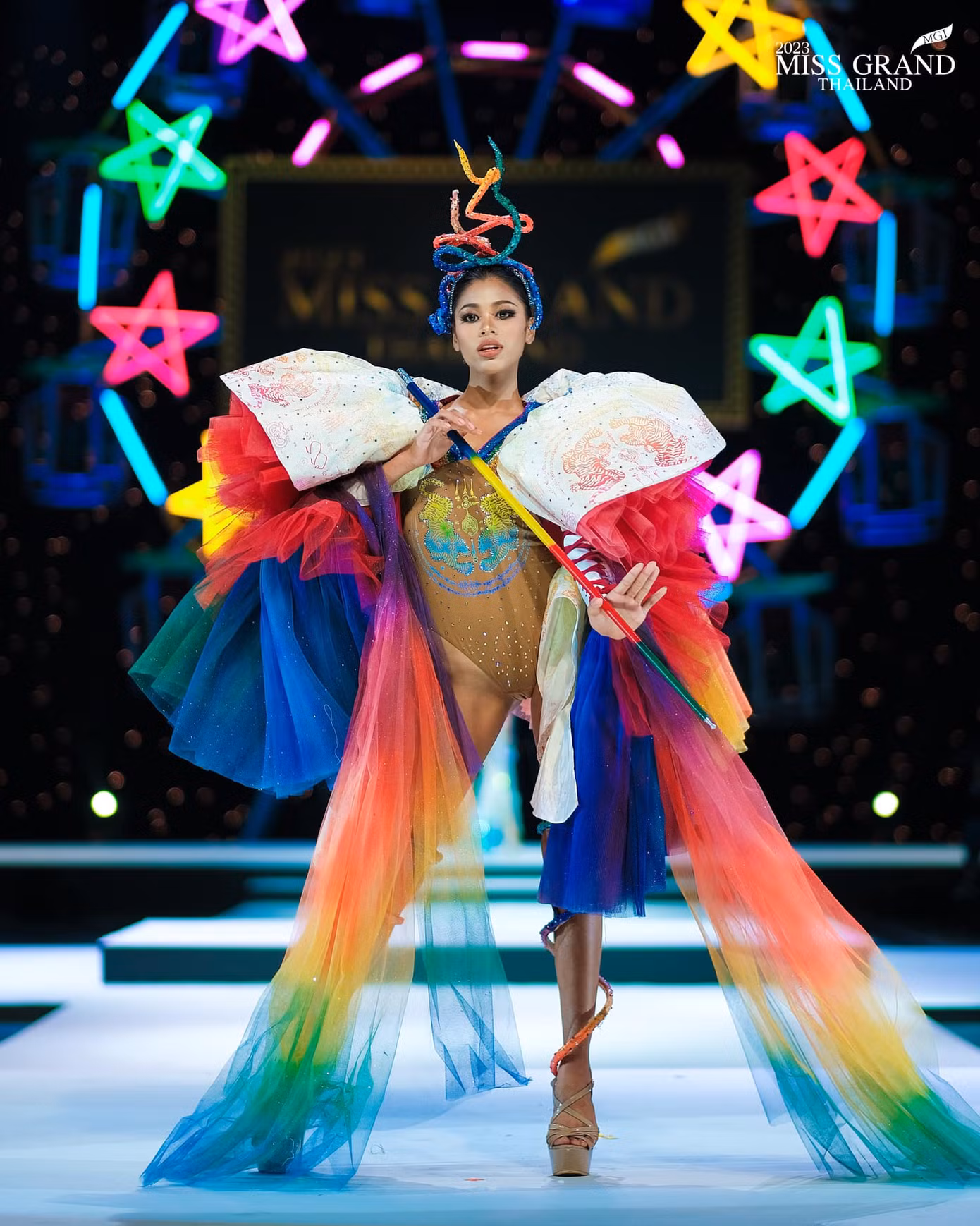 Cũng trong khuôn khổ sự kiện, thí sinh trình diễn loạt trang phục lấy cảm hứng từ cộng đồng LGBT.